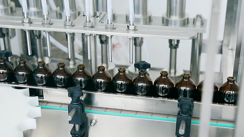 哪些商品是由自动液体灌装机灌装的？ 