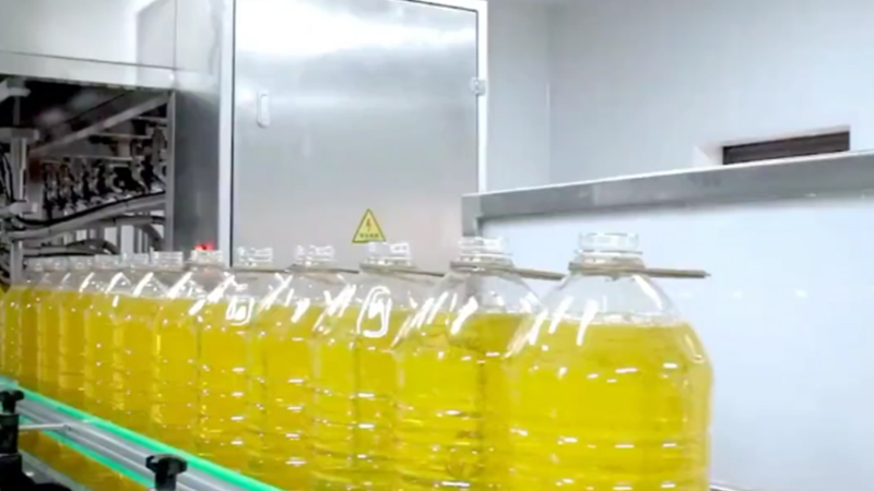 哪些商品是由自动液体灌装机灌装的？ 